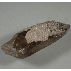 Tabular bertrandite crystals om quartz