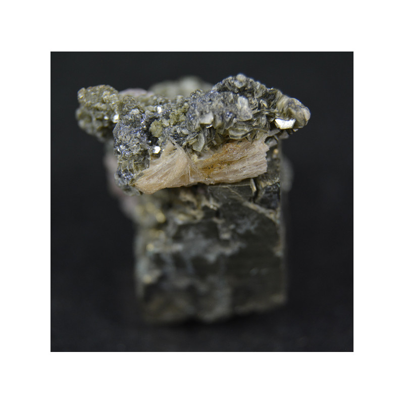 Pyrite, rhodochrosite, bertrandite