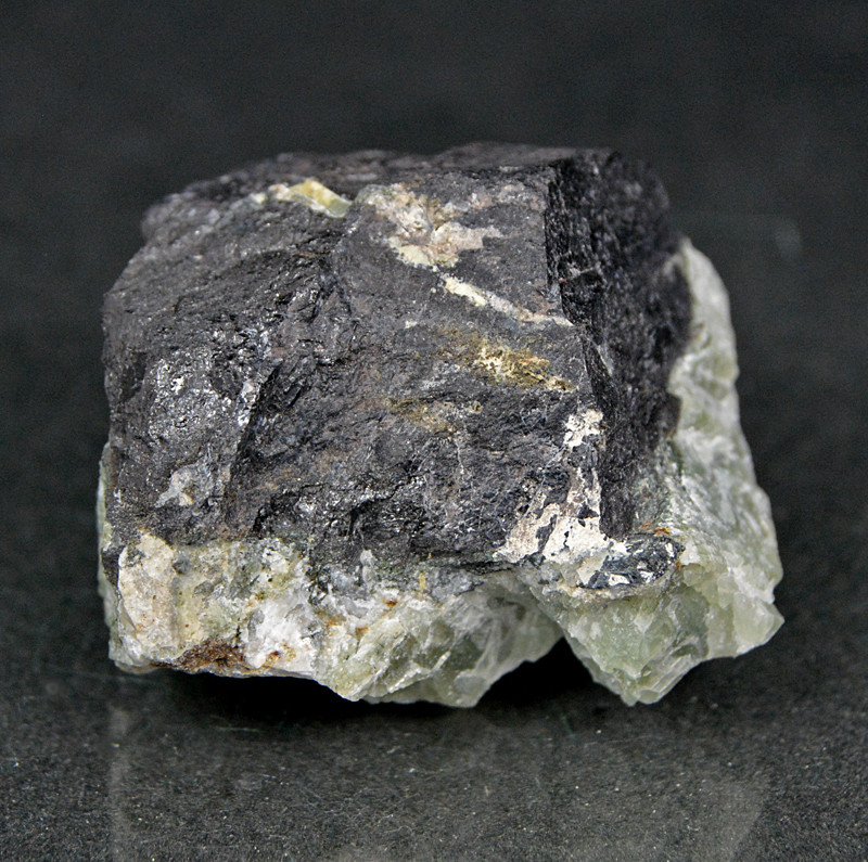 Aenigmatite