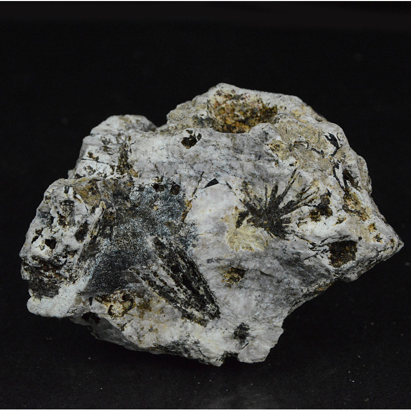 Umbozerite, nordite-(Ce)