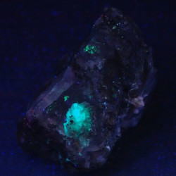 Fluorescent opal on quartz