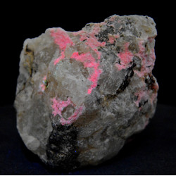 Tugtupite, neptunite, lovdarite