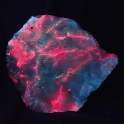 Tugtupite, analcime, chkalovite