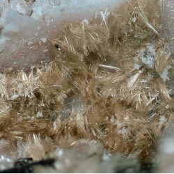Pale brown acicular raite